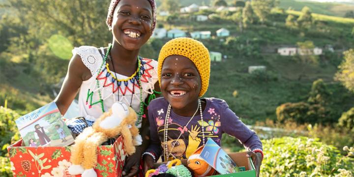 kids with shoebox gifts