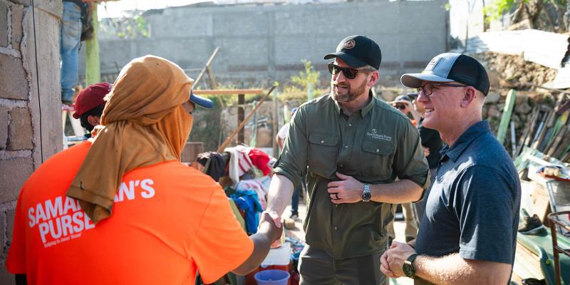 Graham met with North American Ministries volunteers who are hard at work serving the residents of Acapulco in Jesus’ Name. 