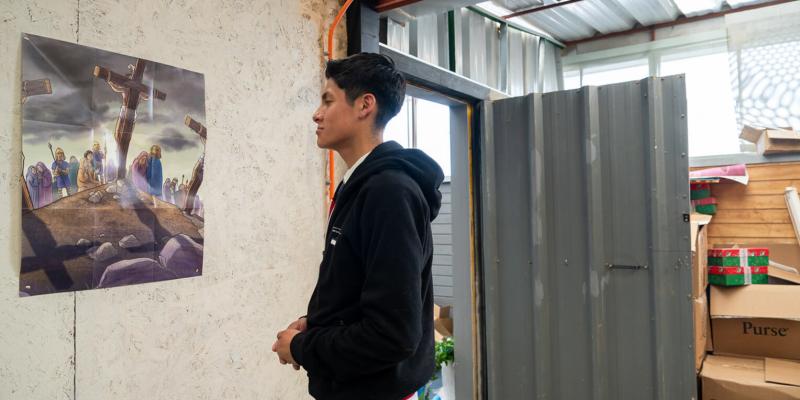 Johan reflects on Christ’s sacrificial death on the cross as he views a poster supplied by Samaritan’s Purse.