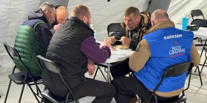 Samaritan’s Purse warming centres feature conversations with staff and chaplains who offer spiritual encouragement to persevere through the trials of the ongoing conflict.