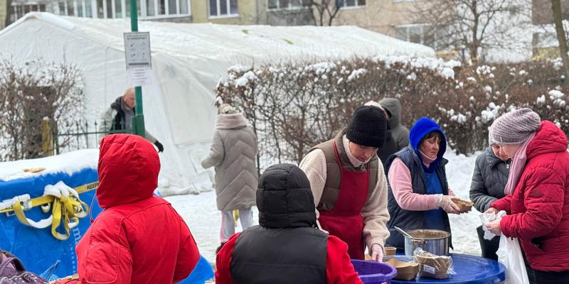 Ukrainians gather outside one of Samaritan’s Purse warming centers in Kyiv to pick up a hot meal before going inside our tent to enjoy the nourishing food and a break from the frigid temperatures.