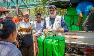 John Stone, a Samaritan’s Purse programmes specialist in Myanmar, delivers a kit to an earthquake survivor in Myanmar.