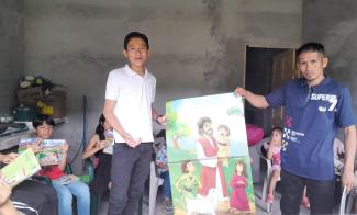After recovering from cancer, Maykel (left) teaches a class of The Greatest Journey together with Bolivar Santos, the man who had brought the same discipleship lessons to him in his hospital bed.