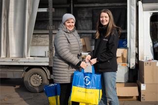 Samaritan’s Purse delivers a bag of seeds to Natalia, who is just one of over 1,600 people to benefit from the project.