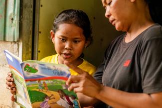 Tola shares a lesson from The Greatest Journey discipleship course with her mother, who is intrigued by the faith that has transformed her daughter’s life.