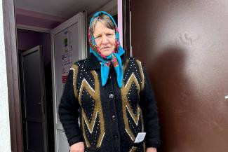 On her initial visit to a Samaritan’s Purse Mobile Medical Unit in March 2025, Hanna received her first copy of the Bible in Ukrainian, the language she speaks every day.