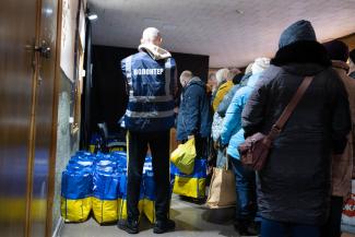 At this distribution in Oksana and Andrii’s hometown, the bags of groceries given in Jesus’ Name are a welcome relief for the hungry.