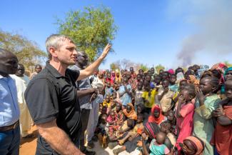 In a recent visit to southern Sudan, Philips shares the Gospel to hundreds of displaced people at a camp where we distribute food and provide basic medical services. Several people raise their hands to accept Jesus Christ as Lord and Saviour.